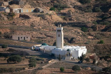 Djebel Dahar Güney Tunus 'ta. Alçak kumtaşı dağ zinciri .