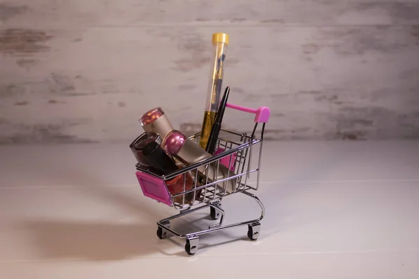 Carrito Compra Encuentra Cosméticos Para Mujeres Lápiz Labial Esmalte Uñas —  Fotos de Stock