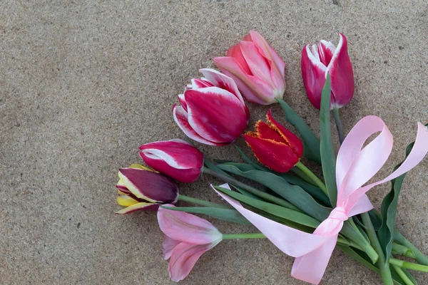 Ein Strauß Schöner Tulpen Aus Dem Frühling Gebunden Mit Einer — Stockfoto