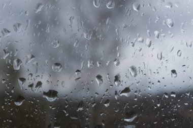 Pencere camında büyük yağmur damlaları var..