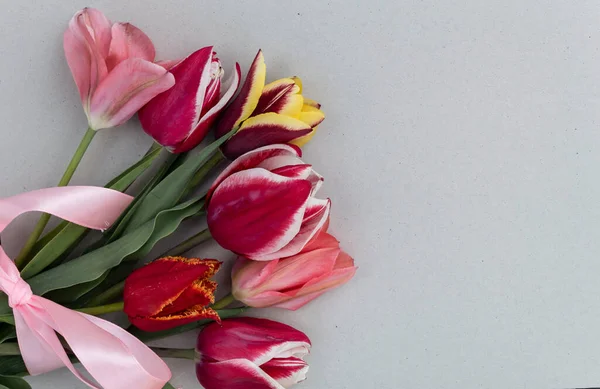 Auf Weißem Hintergrund Liegt Ein Heller Strauß Farbenfroher Schöner Tulpen — Stockfoto