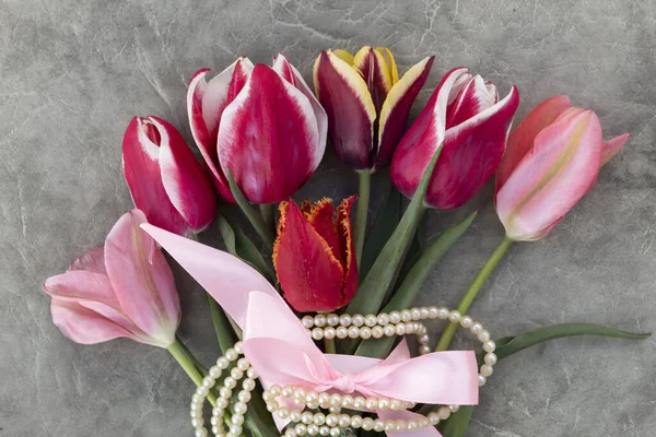 Auf Grauem Hintergrund Liegt Ein Schöner Strauß Tulpen Mit Rosa — Stockfoto