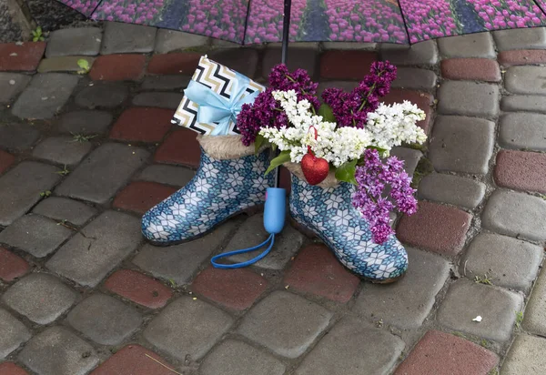 Auf Nassen Pflasterplatten Unter Einem Regenschirm Liegen Frauenstiefel Denen Fliederfarbene — Stockfoto