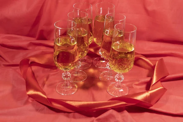 红色的背景是六杯香槟酒 内装红丝带 — 图库照片