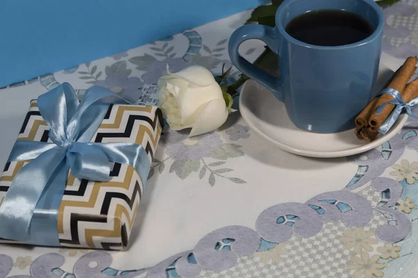 Napkin Cup Tea Cinnamon Sticks Nearby Lies White Rose Gift — Stock Photo, Image