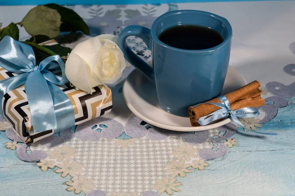 Napkin Cup Tea Cinnamon Sticks Nearby Lies White Rose Gift — Stock Photo, Image