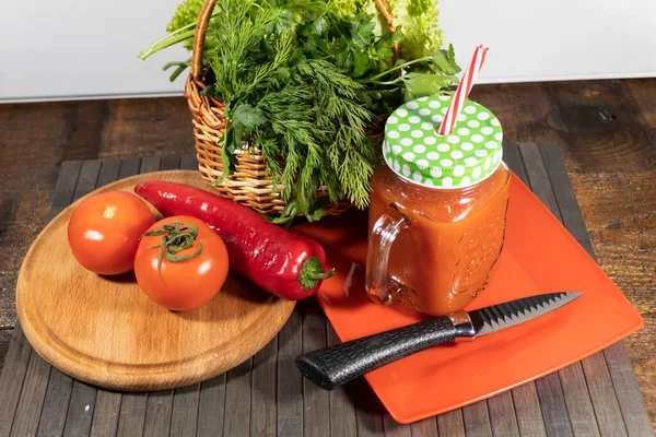 Auf Dem Tisch Liegen Zwei Tomaten Und Paprika Ein Messer — Stockfoto