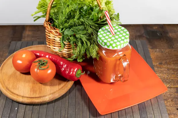 Auf Dem Tisch Liegen Zwei Tomaten Und Paprika Auf Einem — Stockfoto