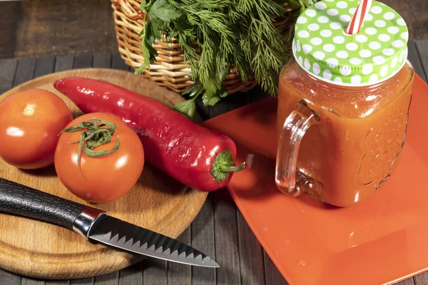 Auf Dem Tisch Liegen Zwei Tomaten Paprika Und Ein Messer — Stockfoto