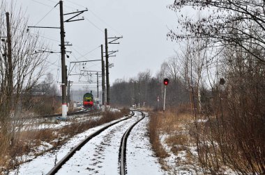 Karla kaplı raylarda seyahat eden tren.
