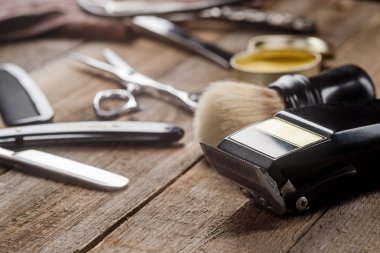 Ahşap yüzey üzerinde elektrik kesme makinesi