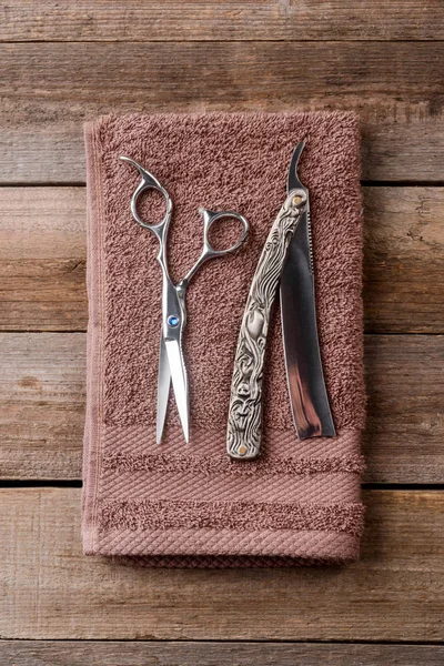 Barber towel and scissors — Stock Photo, Image