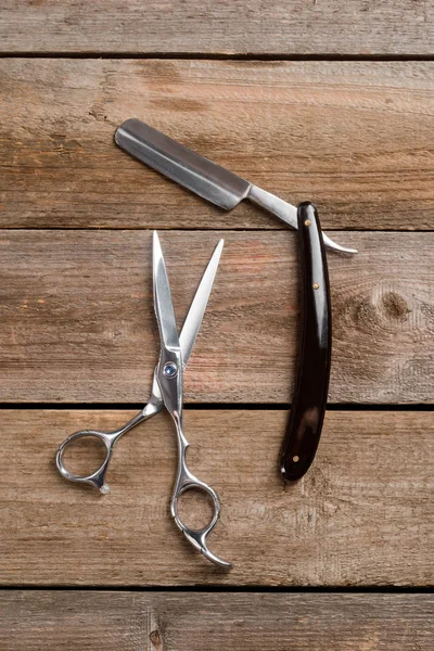 Lâmina reta e tesoura de barbeiro — Fotografia de Stock