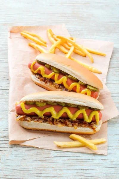 Hotdogs met mosterd — Stockfoto