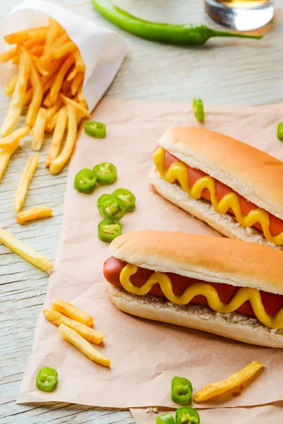 Friet, peper en hotdogs — Stockfoto