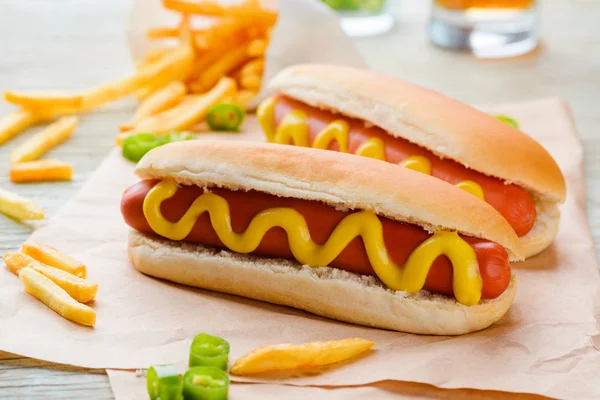 Traditionele hotdogs met mosterd — Stockfoto