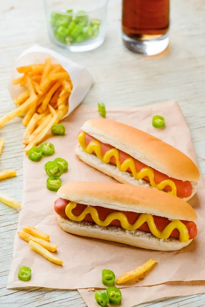 Heerlijke hotdogs met mosterd — Stockfoto