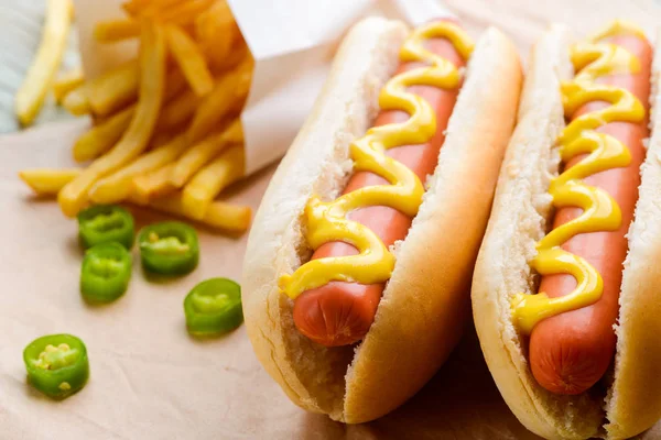 Hot-dogs délicieux à la moutarde — Photo