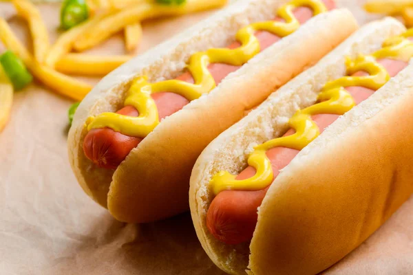 Hot dogs avec garniture de moutarde — Photo