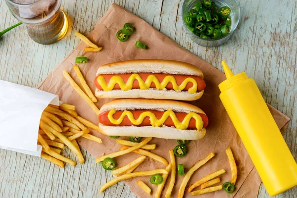 Hot dog, mosterd en bier — Stockfoto