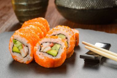 California suşi rulo ve yemek çubukları