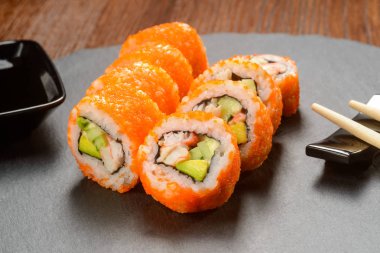 Kayrak tahtada suşi rulo