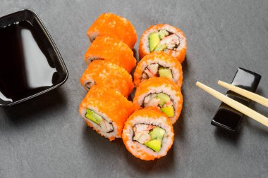 Suşi rulo ve soya sosu