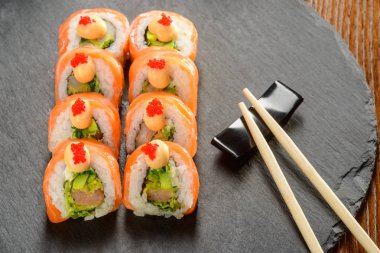 Karides rulo ve yemek çubukları