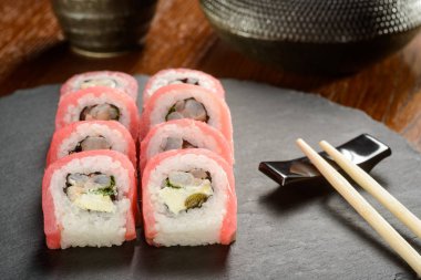 Kapari kayrak tahta üzerinde rulo