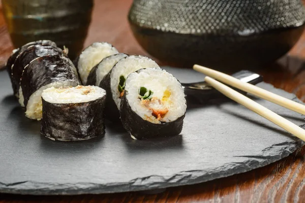 Yemek çubukları ve ton balığı suşi rulo — Stok fotoğraf
