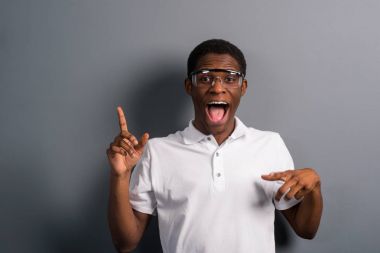 Gri zemin üzerine gülen adam