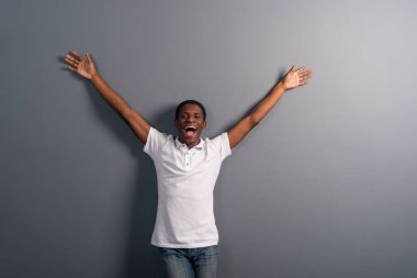 Elleri havada bir adam