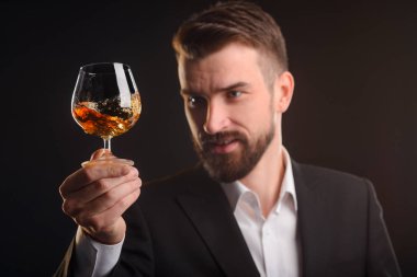 Bir bardak brendi odak. Bir portakal sıçramalarına alkol içecek sommelier shaked sonra cam döndürdü. Stüdyo çekim yakalanan degüstasyon işlemi.