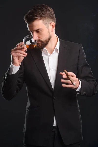 Pachnące Kieliszek Brandy Biznesmen Trzymając Kieliszek Alkoholu Napoje Zapach Jej — Zdjęcie stockowe