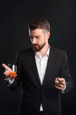 Karanlık bir odada bir dinlenme sahip zengin adam. Başarılı iş köpekbalığı bir büyük anlaşma yapıldı. Bu beyefendi rahatlatıcı pahalı Xo konyak ve güçlü etkisi ile yasaktır Puro içiyor yolu.