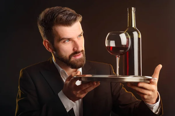 Συμπυκνωμένο Man Δοκιμάζοντας Κόκκινο Κρασί Ειδικός Ατενίζοντας Στο Ποτό Για — Φωτογραφία Αρχείου