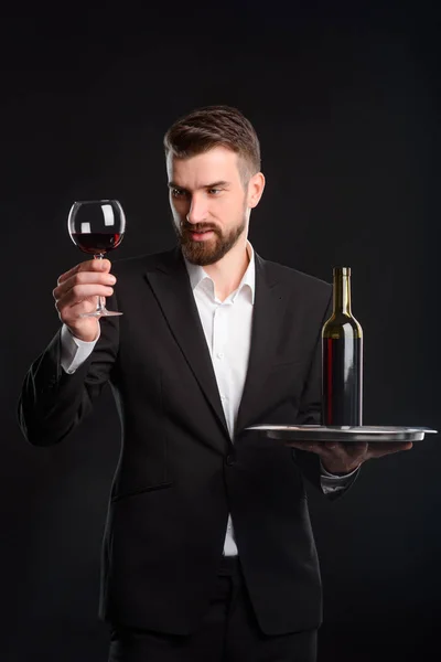 Portret Sommelier Czarny Wina Guru Ścisłym Stylu Odzież Gospodarstwa Szkła — Zdjęcie stockowe