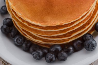 Krep ve yaban mersini ile plaka