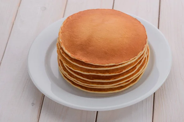 Plato lleno de sabrosos panqueques — Foto de Stock