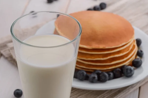 Panqueques americanos y leche — Foto de Stock