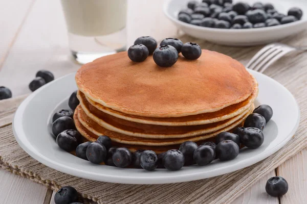 Gestapelte Pfannkuchen mit Blaubeeren — Stockfoto