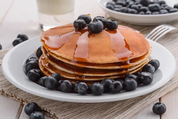 Buenas tortitas y bayas combinadas — Foto de Stock