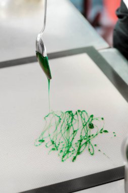 Aşağı akan karamel