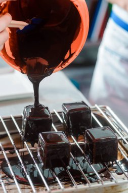 Mus kek üzerinde kalın şurup