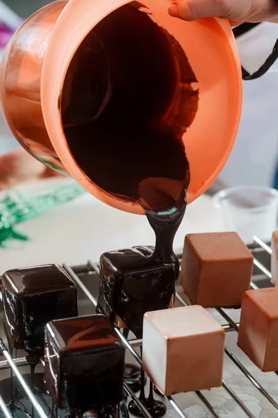 Het maken van chocolade snoep — Stockfoto