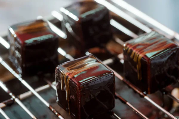 Mousse taarten versierd met karamel — Stockfoto