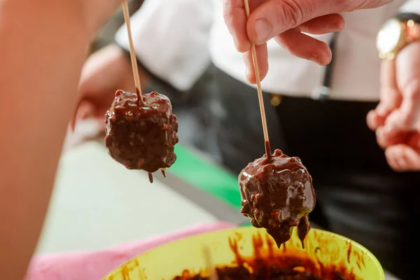 Marshmallows gedoopt in chocolade — Stockfoto