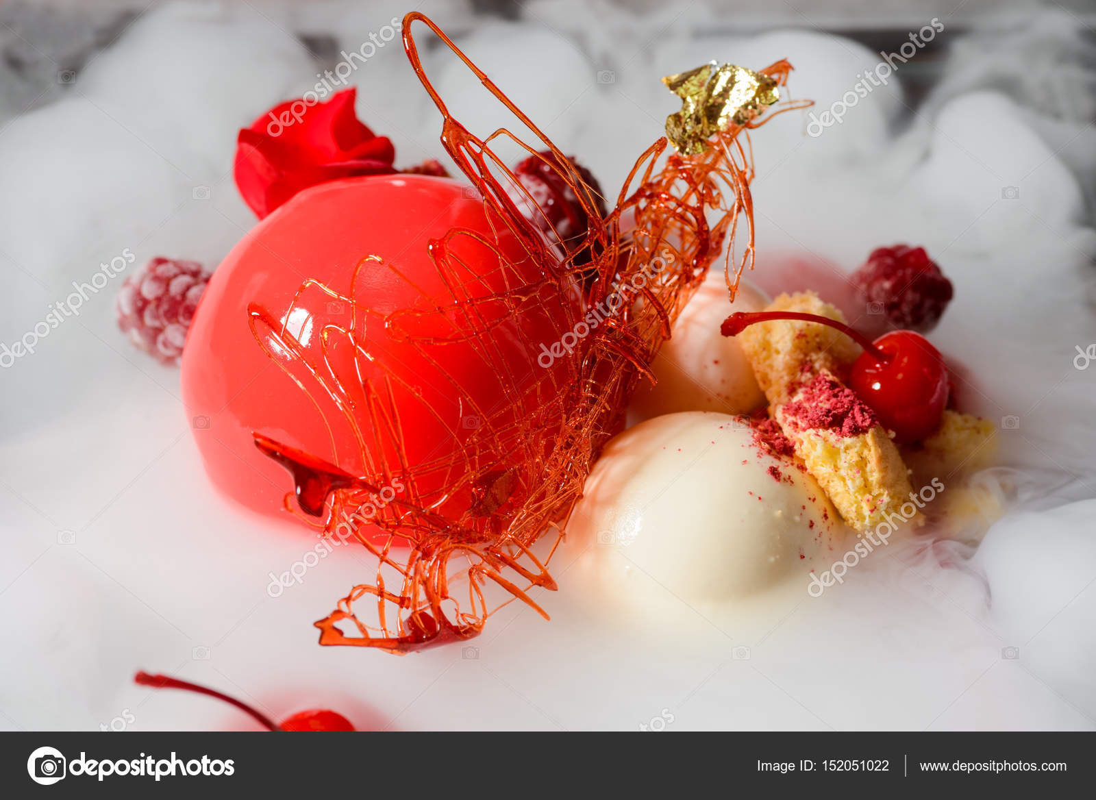 Cake, raspberries and dry ice — Stock Photo © YGphoto 152051022