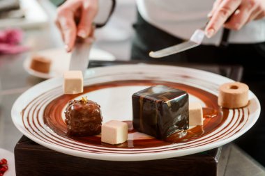 Tatlılar üzerine sığ tabak