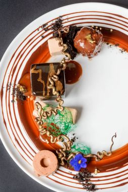 Kek, garnitürleri ve çiçek